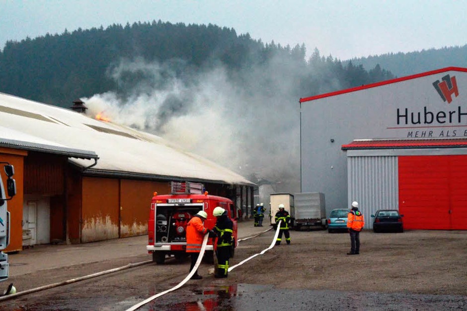 Nachdem am Vormittag eine Autowerkstatt komplett ausbrannte, wurde ein weiteres Feuer in einer Lagerhalle gemeldet. (Foto: Kamera24.tv) Nachdem am Vormittag eine Autowerkstatt komplett ausbrannte, wurde ein weiteres Feuer in einer Lagerhalle gemeldet. (Foto: Kamera24.tv)