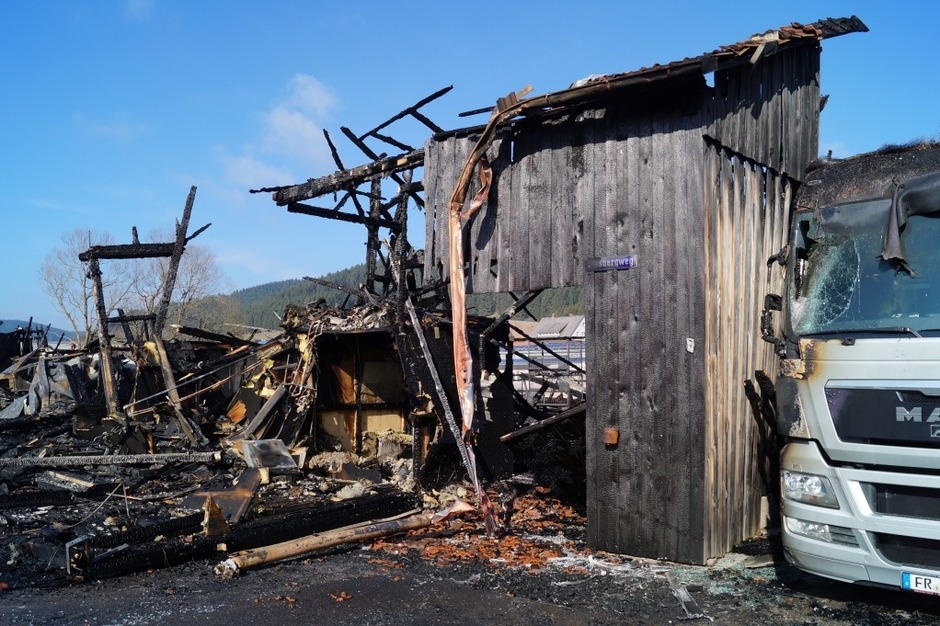 Die Autowerkstatt wurde durch den Brand völlig zerstört. Anwohner werden gebeten Fenster und Türen geschlossen zu halten. (Foto: Sebastian Wolfrum) Die Autowerkstatt wurde durch den Brand völlig zerstört. Anwohner werden gebeten Fenster und Türen geschlossen zu halten. (Foto: Sebastian Wolfrum)