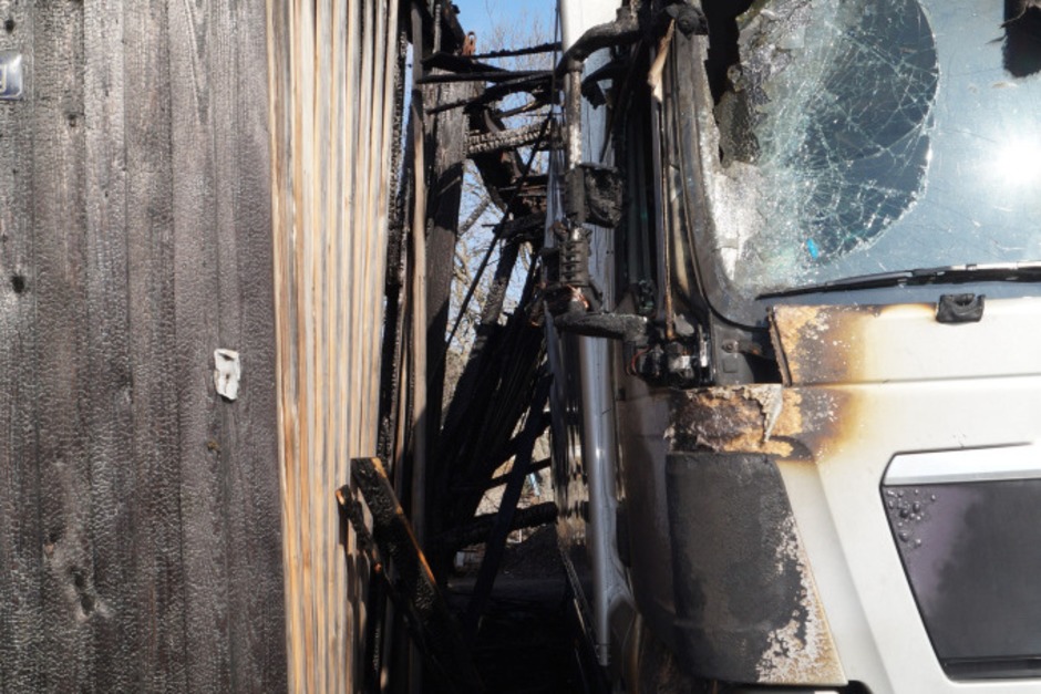 Die Autowerkstatt wurde durch den Brand völlig zerstört. Anwohner werden gebeten Fenster und Türen geschlossen zu halten. (Foto: Sebastian Wolfrum) Die Autowerkstatt wurde durch den Brand völlig zerstört. Anwohner werden gebeten Fenster und Türen geschlossen zu halten. (Foto: Sebastian Wolfrum)