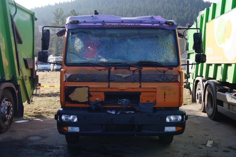 Die Autowerkstatt wurde durch den Brand völlig zerstört. Anwohner werden gebeten Fenster und Türen geschlossen zu halten. (Foto: Sebastian Wolfrum) Die Autowerkstatt wurde durch den Brand völlig zerstört. Anwohner werden gebeten Fenster und Türen geschlossen zu halten. (Foto: Sebastian Wolfrum)