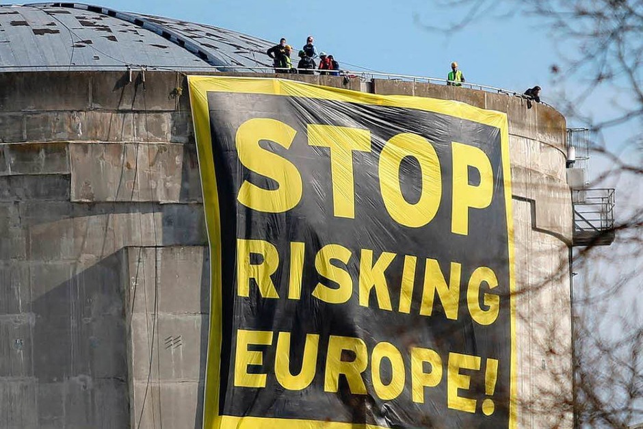 60 Greenpeace-Aktivisten sind auf das Gelände des elsässischen AKW Fessenheim eingedrungen. Dort starteten sie eine spektakuläre Protestaktion. (Foto: Oliver Huber) 60 Greenpeace-Aktivisten sind auf das Gelände des elsässischen AKW Fessenheim eingedrungen. Dort starteten sie eine spektakuläre Protestaktion. (Foto: Oliver Huber)