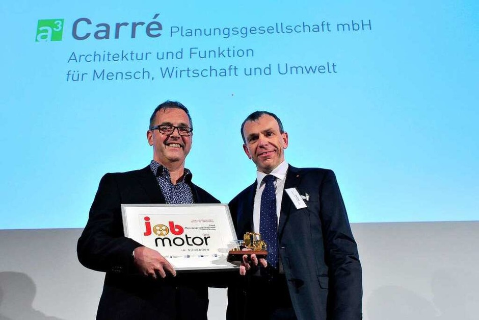 Preisverleihung des Jobmotor 2013 in der Meckelhalle der Sparkasse Freiburg-Nördlicher Breisgau. Klaus Wehrle (li.) vom Architekturbüro Carré in Bleibach mit Laudator Bernd Rigl (Vorstandsmitglied Sparkasse Freiburg-Nördlicher Breisgau) (Foto: Thomas Kunz) Preisverleihung des Jobmotor 2013 in der Meckelhalle der Sparkasse Freiburg-Nördlicher Breisgau. Klaus Wehrle (li.) vom Architekturbüro Carré in Bleibach mit Laudator Bernd Rigl (Vorstandsmitglied Sparkasse Freiburg-Nördlicher Breisgau) (Foto: Thomas Kunz)