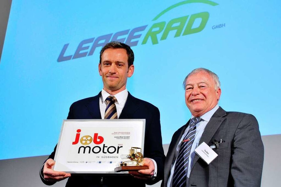 Preisverleihung des Jobmotor 2013 in der Meckelhalle der Sparkasse Freiburg-Nördlicher Breisgau. Ulrich Prediger (li.) von LeaseRad mit Laudator Paul Baier (Präsident Handwerkskammer Freiburg) (Foto: Thomas Kunz) Preisverleihung des Jobmotor 2013 in der Meckelhalle der Sparkasse Freiburg-Nördlicher Breisgau. Ulrich Prediger (li.) von LeaseRad mit Laudator Paul Baier (Präsident Handwerkskammer Freiburg) (Foto: Thomas Kunz)