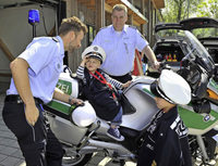 "Achtung, hier kommt die Polizei" "Achtung, hier kommt die Polizei"