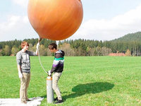 Schüler lassen Wetterballon steigen – Bilder aus der Stratosphäre Schüler lassen Wetterballon steigen – Bilder aus der Stratosphäre