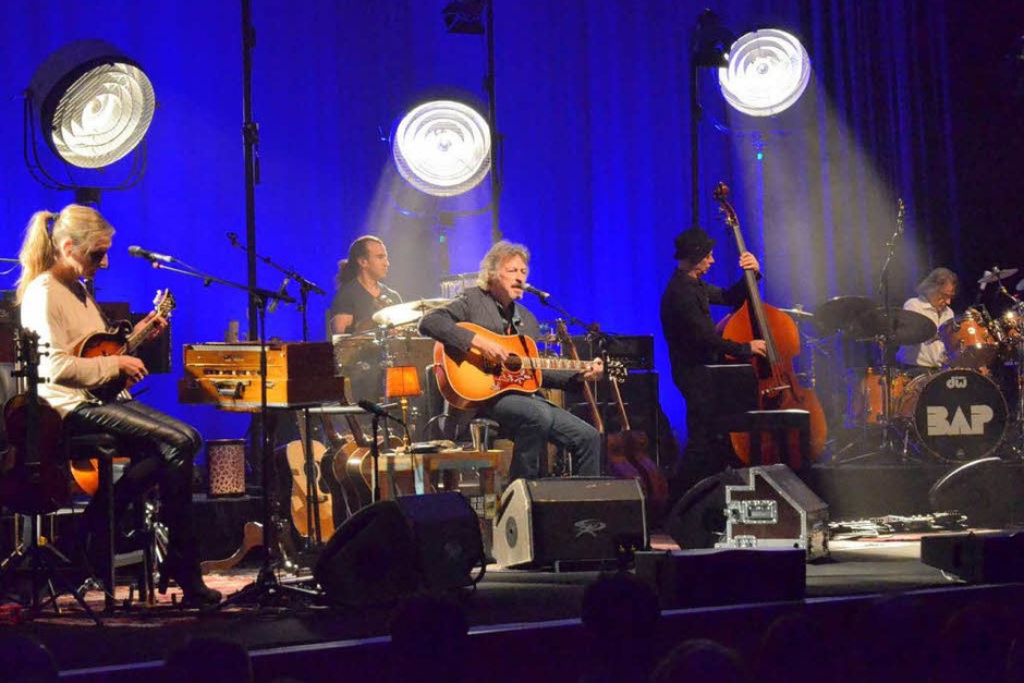 Wie immer ein perfekt eingespielte Band, die auch in der akustischen Variante ihresgleichen suchen muss. (Foto: Hans-Peter Müller) Wie immer ein perfekt eingespielte Band, die auch in der akustischen Variante ihresgleichen suchen muss. (Foto: Hans-Peter Müller)