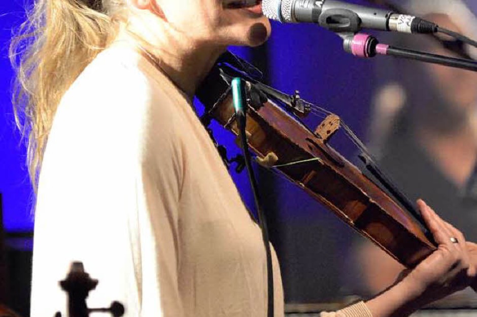 Seine Frau Anne de Wolf bringt als Multiinstumentalistin jede Menge ungewöhnliche Klangfarben ins Ensemblespiel. (Foto: Hans-Peter Müller) Seine Frau Anne de Wolf bringt als Multiinstumentalistin jede Menge ungewöhnliche Klangfarben ins Ensemblespiel. (Foto: Hans-Peter Müller)