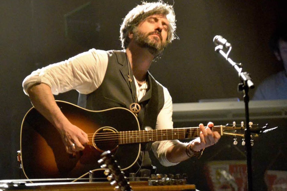 An diversen Gitarren diesmal Ulrich Rode als formidabler Ersatz für den familiär verhinderten Stammgitarrero Helmut Krumminga (Foto: Hans-Peter Müller) An diversen Gitarren diesmal Ulrich Rode als formidabler Ersatz für den familiär verhinderten Stammgitarrero Helmut Krumminga (Foto: Hans-Peter Müller)