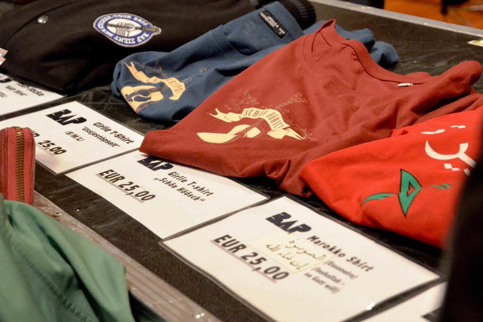 T-Shirts für alle – nicht ganz billig (Foto: Hans-Peter Müller) T-Shirts für alle – nicht ganz billig (Foto: Hans-Peter Müller)