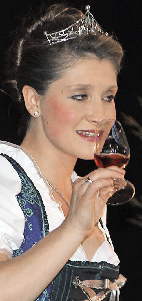 Badens Weinprinzessin Marie-Luise Wolf führte mit den beiden Kellermeistern ...