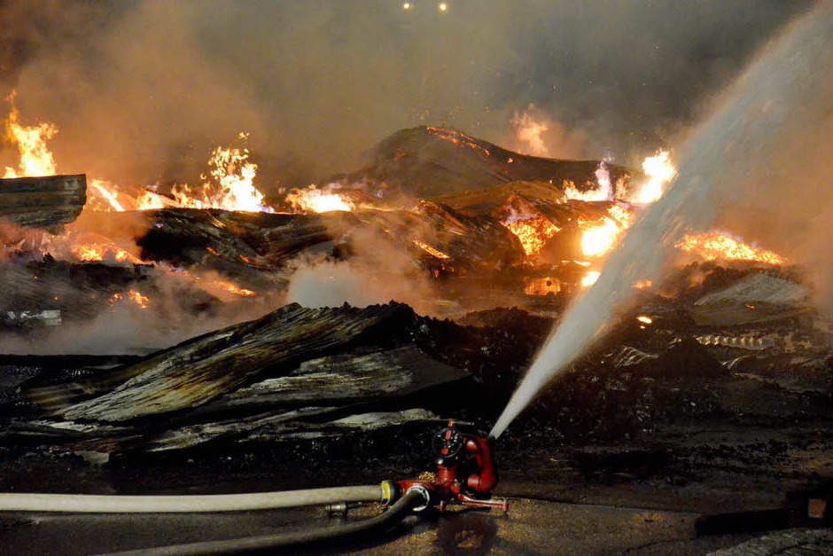 Großbrand im Schwarzwald: Die Lagerhalle eines Sägewerks in St. Blasien ist abgebrannt. (Foto: Sebastian Barthmes) Großbrand im Schwarzwald: Die Lagerhalle eines Sägewerks in St. Blasien ist abgebrannt. (Foto: Sebastian Barthmes)