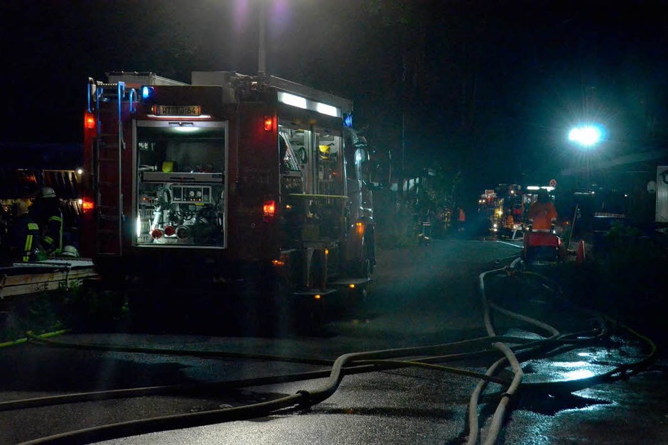 Großbrand im Schwarzwald: Die Lagerhalle eines Sägewerks in St. Blasien ist abgebrannt. (Foto: Sebastian Barthmes) Großbrand im Schwarzwald: Die Lagerhalle eines Sägewerks in St. Blasien ist abgebrannt. (Foto: Sebastian Barthmes)