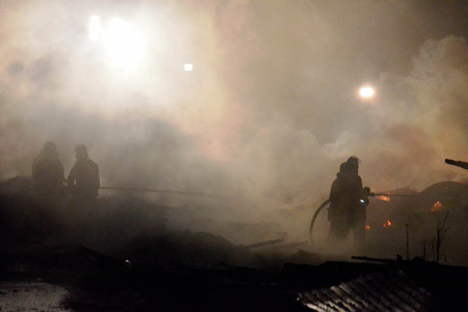 Großbrand im Schwarzwald: Die Lagerhalle eines Sägewerks in St. Blasien ist abgebrannt. (Foto: Sebastian Barthmes) Großbrand im Schwarzwald: Die Lagerhalle eines Sägewerks in St. Blasien ist abgebrannt. (Foto: Sebastian Barthmes)