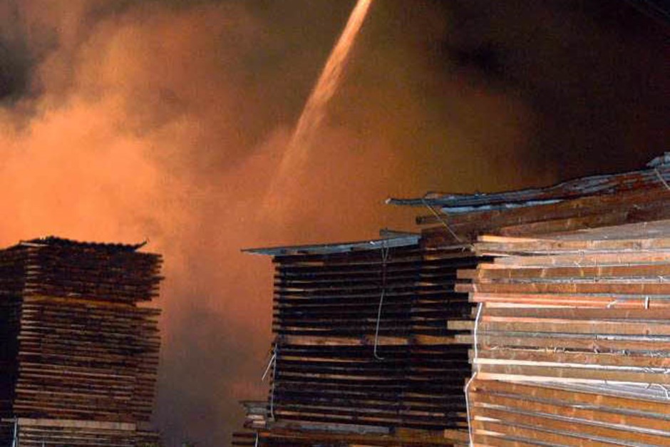 Großbrand im Schwarzwald: Die Lagerhalle eines Sägewerks in St. Blasien ist abgebrannt. (Foto: Sebastian Barthmes) Großbrand im Schwarzwald: Die Lagerhalle eines Sägewerks in St. Blasien ist abgebrannt. (Foto: Sebastian Barthmes)