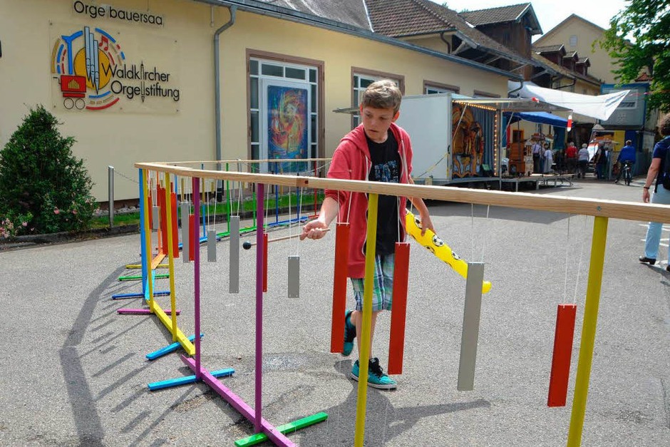 Teil 1 des „längsten Musikinstrumentes der Welt“ vor dem Orgelbauersaal bzw. bei Jäger und Brommer (Foto: Sylvia Timm) Teil 1 des „längsten Musikinstrumentes der Welt“ vor dem Orgelbauersaal bzw. bei Jäger und Brommer (Foto: Sylvia Timm)