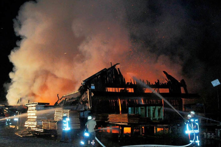 Großeinsatz der Feuerwehren aus Schuttertal, Seelbach und Lahr: Das Sägewerk Obert brannte ab. (Foto: WOLFGANG KUENSTLE ) Großeinsatz der Feuerwehren aus Schuttertal, Seelbach und Lahr: Das Sägewerk Obert brannte ab. (Foto: WOLFGANG KUENSTLE )