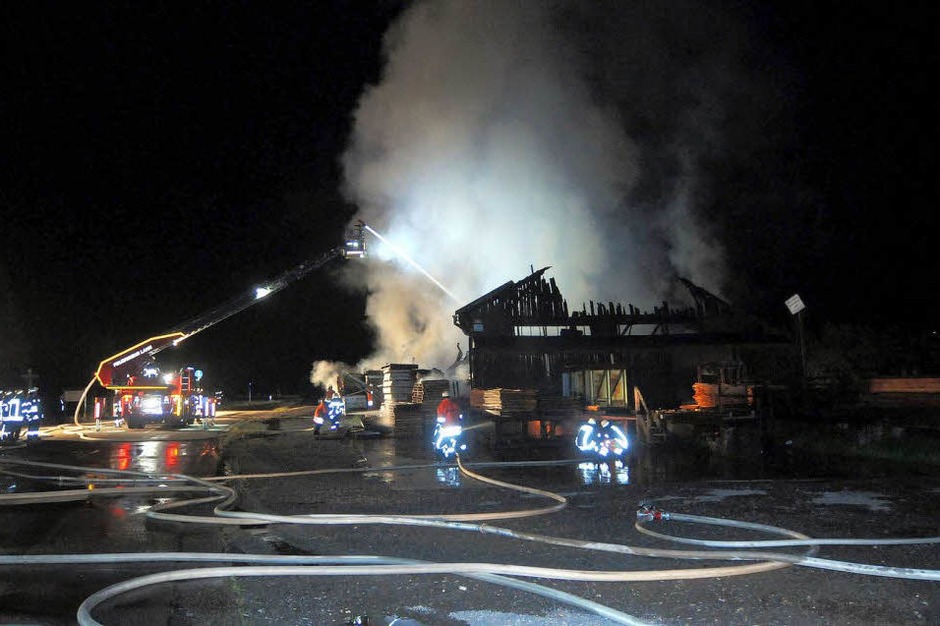 Großeinsatz der Feuerwehren aus Schuttertal, Seelbach und Lahr: Das Sägewerk Obert brannte ab. (Foto: WOLFGANG KUENSTLE ) Großeinsatz der Feuerwehren aus Schuttertal, Seelbach und Lahr: Das Sägewerk Obert brannte ab. (Foto: WOLFGANG KUENSTLE )