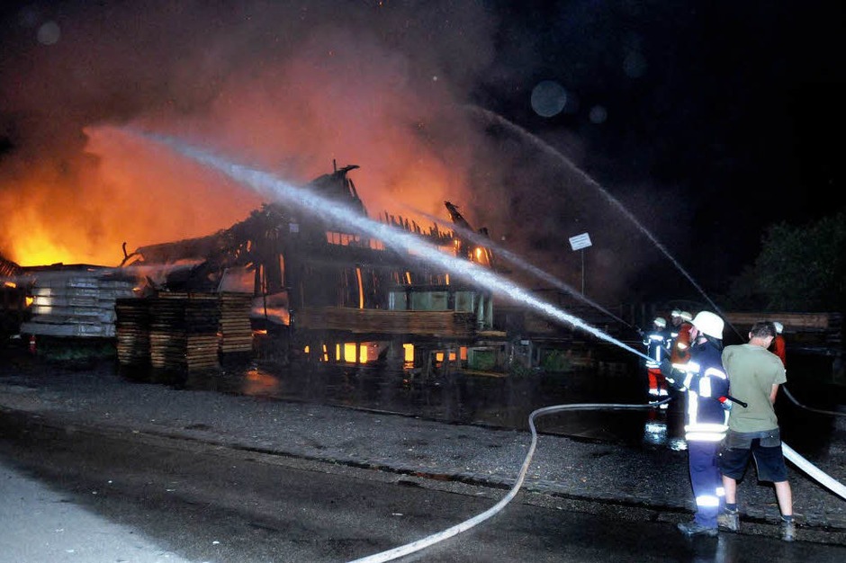 Großeinsatz der Feuerwehren aus Schuttertal, Seelbach und Lahr: Das Sägewerk Obert brannte ab. (Foto: WOLFGANG KUENSTLE ) Großeinsatz der Feuerwehren aus Schuttertal, Seelbach und Lahr: Das Sägewerk Obert brannte ab. (Foto: WOLFGANG KUENSTLE )