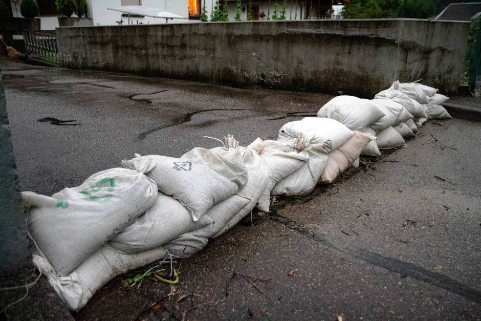 Vollgelaufene Keller, überflutete Straßen: In Elzach-Yach musste sich die Feuerwehr am Montagabend um Unwetterschäden kümmern. (Foto: Daniel Fleig) Vollgelaufene Keller, überflutete Straßen: In Elzach-Yach musste sich die Feuerwehr am Montagabend um Unwetterschäden kümmern. (Foto: Daniel Fleig)