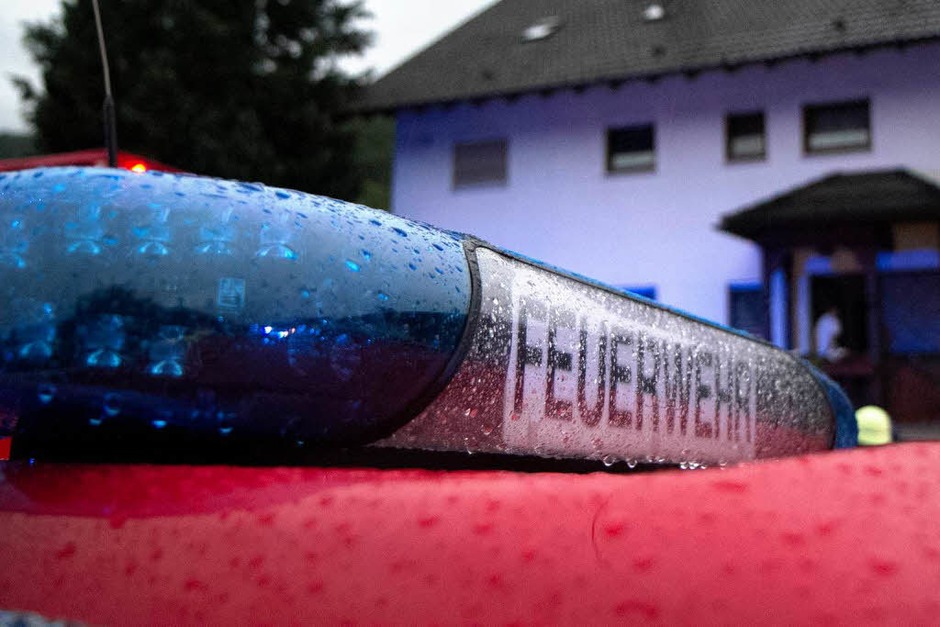 Vollgelaufene Keller, überflutete Straßen: In Elzach-Yach musste sich die Feuerwehr am Montagabend um Unwetterschäden kümmern. (Foto: Daniel Fleig) Vollgelaufene Keller, überflutete Straßen: In Elzach-Yach musste sich die Feuerwehr am Montagabend um Unwetterschäden kümmern. (Foto: Daniel Fleig)