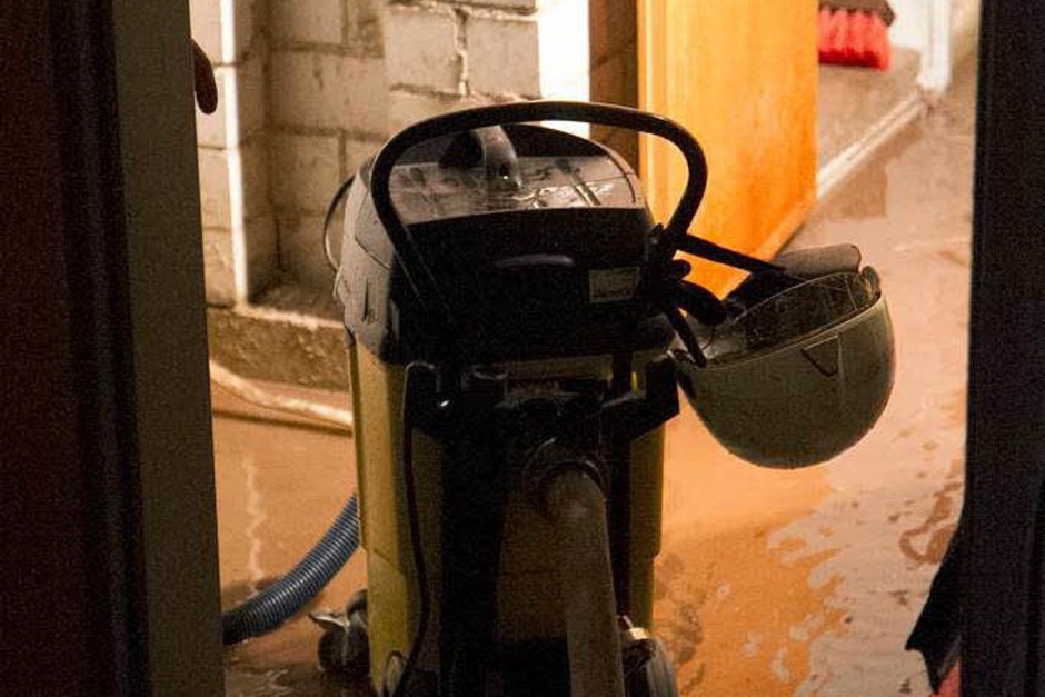 Vollgelaufene Keller, überflutete Straßen: In Elzach-Yach musste sich die Feuerwehr am Montagabend um Unwetterschäden kümmern. (Foto: Daniel Fleig) Vollgelaufene Keller, überflutete Straßen: In Elzach-Yach musste sich die Feuerwehr am Montagabend um Unwetterschäden kümmern. (Foto: Daniel Fleig)