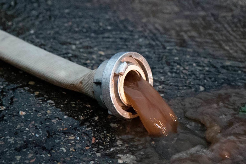 Vollgelaufene Keller, überflutete Straßen: In Elzach-Yach musste sich die Feuerwehr am Montagabend um Unwetterschäden kümmern. (Foto: Daniel Fleig) Vollgelaufene Keller, überflutete Straßen: In Elzach-Yach musste sich die Feuerwehr am Montagabend um Unwetterschäden kümmern. (Foto: Daniel Fleig)