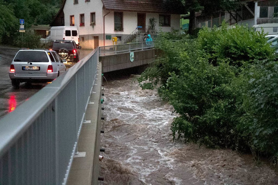 Vollgelaufene Keller, überflutete Straßen: In Elzach-Yach musste sich die Feuerwehr am Montagabend um Unwetterschäden kümmern. (Foto: Daniel Fleig) Vollgelaufene Keller, überflutete Straßen: In Elzach-Yach musste sich die Feuerwehr am Montagabend um Unwetterschäden kümmern. (Foto: Daniel Fleig)
