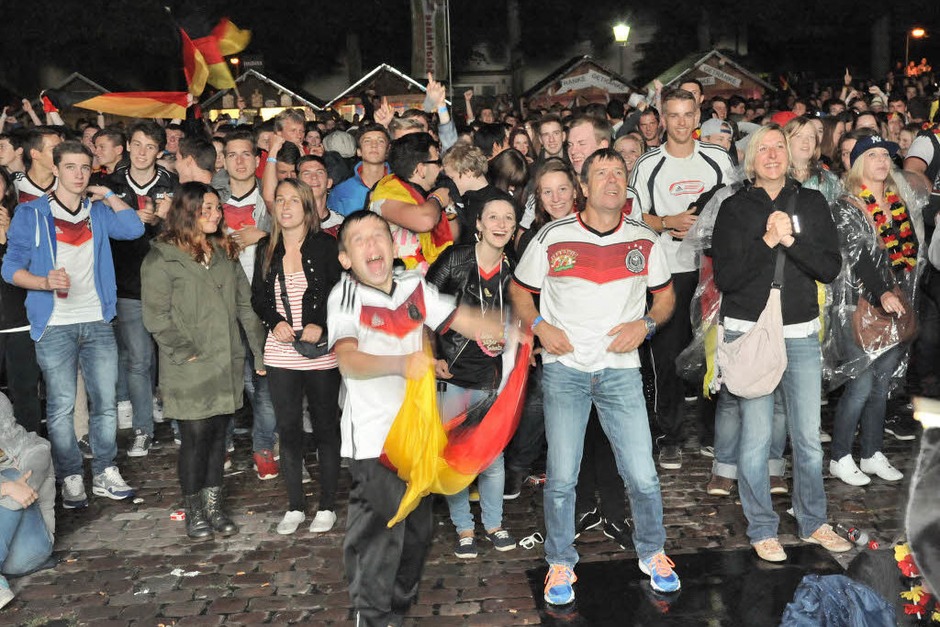 Gebangt und am Ende doch gejubelt - Hunderte fieberten auf dem Emmendinger Schlossplatz dem WM-Titel entgegen und feierten danach ausgelassen (Foto: Markus Zimmermann ) Gebangt und am Ende doch gejubelt - Hunderte fieberten auf dem Emmendinger Schlossplatz dem WM-Titel entgegen und feierten danach ausgelassen (Foto: Markus Zimmermann )