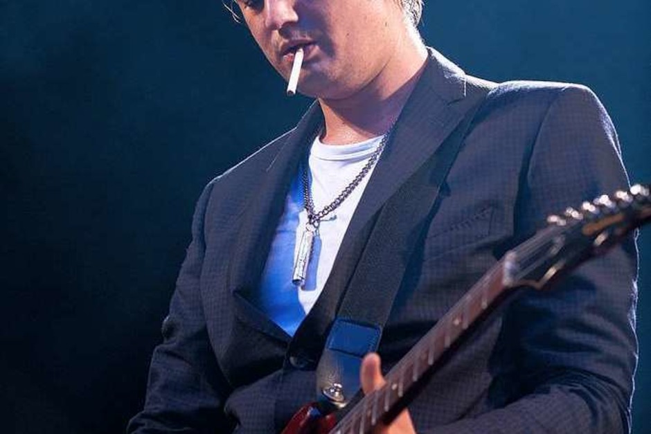 Pete Doherty mit seinen Markenzeichen: Hut und Zigarette. (Foto: Miroslav Dakov) Pete Doherty mit seinen Markenzeichen: Hut und Zigarette. (Foto: Miroslav Dakov)