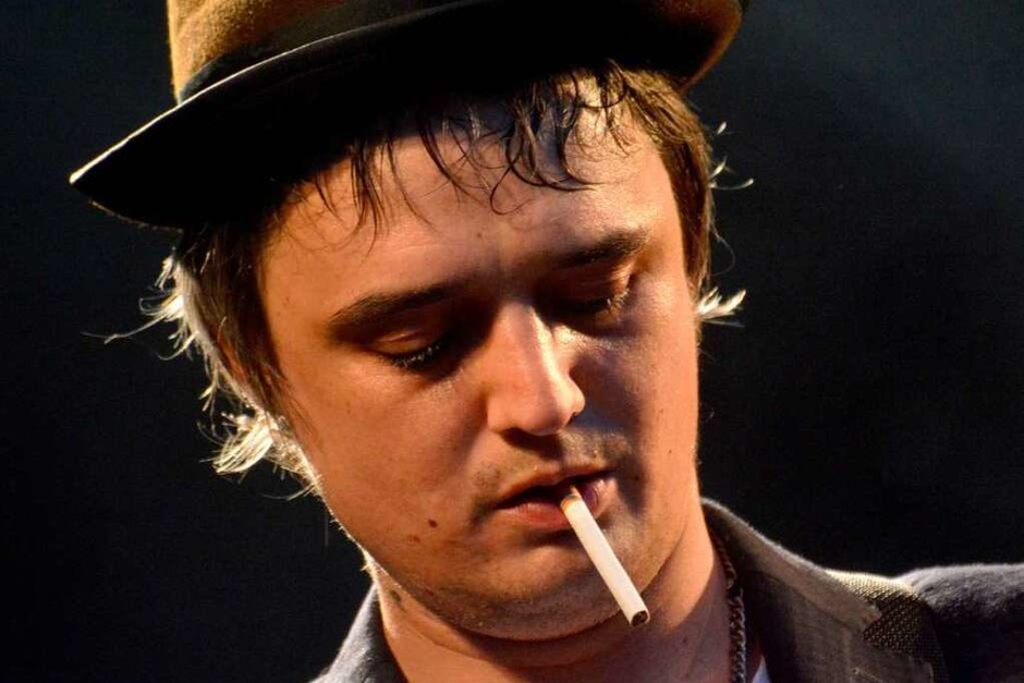 Pete Doherty mit seinen Markenzeichen: Hut und Zigarette. (Foto: Barbara Ruda) Pete Doherty mit seinen Markenzeichen: Hut und Zigarette. (Foto: Barbara Ruda)