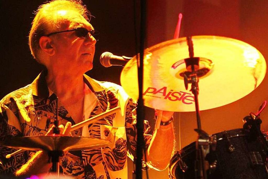 Streichelt, schlägt, tippt Hi-Hats und Becken: Canned Heat-Drummer Adolfo „Fito“ de la Para. (Foto: Wolfgang Grabherr) Streichelt, schlägt, tippt Hi-Hats und Becken: Canned Heat-Drummer Adolfo „Fito“ de la Para. (Foto: Wolfgang Grabherr)