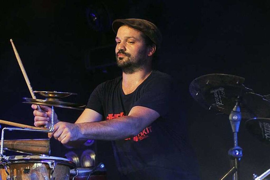 Drummer und Perkussionist Markus Schumacher begeistert mit synkopierten Drumgrooves. (Foto: Wolfgang Grabherr) Drummer und Perkussionist Markus Schumacher begeistert mit synkopierten Drumgrooves. (Foto: Wolfgang Grabherr)