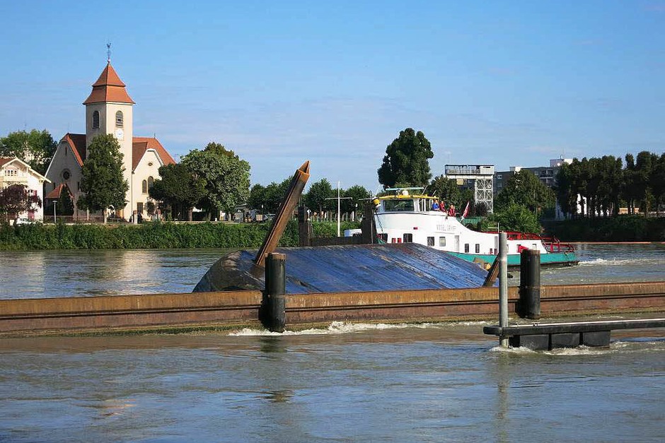 Schiffsunglück auf dem Rhein – havarierter Frachter kollidiert mit zwei Hotelschiffen. (Foto: Reinhold Utke, Freiwillige Feuerwehr Weil am Rhein) Schiffsunglück auf dem Rhein – havarierter Frachter kollidiert mit zwei Hotelschiffen. (Foto: Reinhold Utke, Freiwillige Feuerwehr Weil am Rhein)
