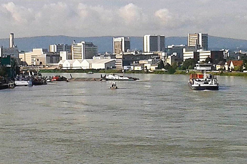Schiffsunglück auf dem Rhein – havarierter Frachter kollidiert mit zwei Hotelschiffen. (Foto: hannes lauber) Schiffsunglück auf dem Rhein – havarierter Frachter kollidiert mit zwei Hotelschiffen. (Foto: hannes lauber)