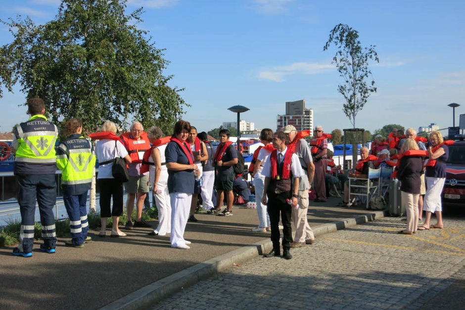 Schiffsunglück auf dem Rhein – havarierter Frachter kollidiert mit zwei Hotelschiffen. (Foto: Reinhold Utke, Freiwillige Feuerwehr Weil am Rhein) Schiffsunglück auf dem Rhein – havarierter Frachter kollidiert mit zwei Hotelschiffen. (Foto: Reinhold Utke, Freiwillige Feuerwehr Weil am Rhein)