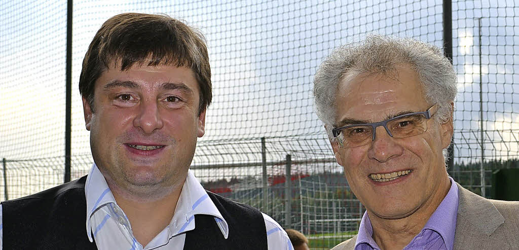Der Vorsitzende des Sportvereins Friedenweiler/Rudenberg, Ulrich Zimmermann (links), bedankte sich bei den Ehrenvorsitzenden Clemens Rosenstiel und ... - 90355718