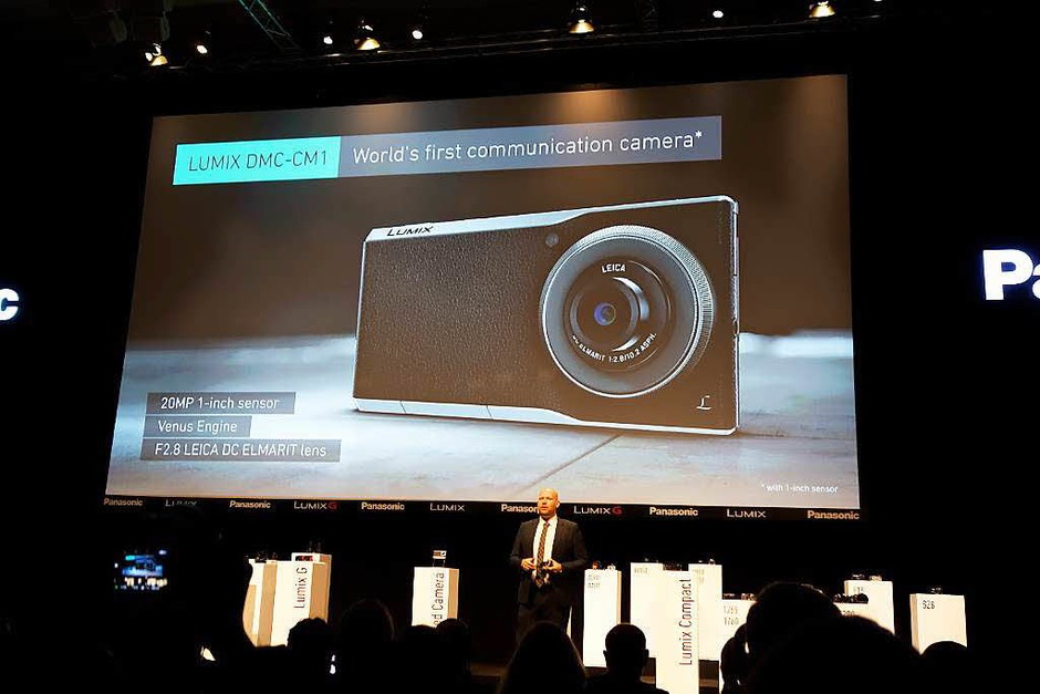 Weltpremiere der Kamera, die telefonieren kann: Panasonic Lumix CM1, Android-Smartphone mit 1-Zoll-Sensor und Leica-Objektiv (Foto: Hans-Peter Müller) Weltpremiere der Kamera, die telefonieren kann: Panasonic Lumix CM1, Android-Smartphone mit 1-Zoll-Sensor und Leica-Objektiv (Foto: Hans-Peter Müller)