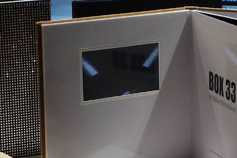 Fujifilm bietet nicht nur das Swarovski-Fotobuch (im Hintergrund), sondern auch eines mit integrierter Video-Abspielmöglichkeit (Foto: Hans-Peter Müller) Fujifilm bietet nicht nur das Swarovski-Fotobuch (im Hintergrund), sondern auch eines mit integrierter Video-Abspielmöglichkeit (Foto: Hans-Peter Müller)