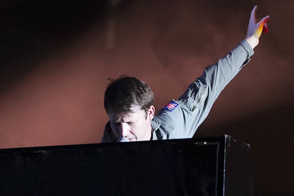 James Blunt mit seiner "Moon Landing"-Tour in der Freiburger Rothausarena. (Foto: Daniel Fleig) James Blunt mit seiner "Moon Landing"-Tour in der Freiburger Rothausarena. (Foto: Daniel Fleig)