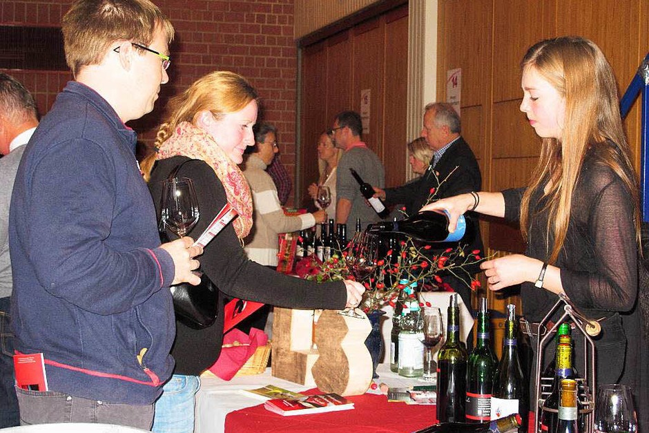 Die Markgräfler Rotweinnacht in Bad Bellingen ist mittlerweile ein fester Termin im Herbst für Weinfreunde aus Nah und Fern. (Foto: Jutta Schütz) Die Markgräfler Rotweinnacht in Bad Bellingen ist mittlerweile ein fester Termin im Herbst für Weinfreunde aus Nah und Fern. (Foto: Jutta Schütz)
