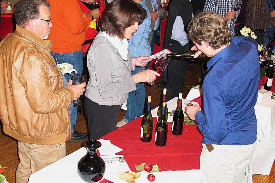 Die Markgräfler Rotweinnacht in Bad Bellingen ist mittlerweile ein fester Termin im Herbst für Weinfreunde aus Nah und Fern. (Foto: Jutta Schütz) Die Markgräfler Rotweinnacht in Bad Bellingen ist mittlerweile ein fester Termin im Herbst für Weinfreunde aus Nah und Fern. (Foto: Jutta Schütz)