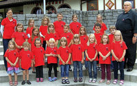 Kinderchor und Querbeet-Chor singen in der Erdmannshöhle Kinderchor und Querbeet-Chor singen in der Erdmannshöhle