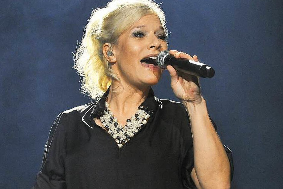 Sängerin und Entertainerin Ina Müller bot in Freiburg wieder eine überzeugende Vorstellung mit Band und Bühnenshow, neuen und alten Kalauern und viel guter Musik. (Foto: Hans-Peter Müller) Sängerin und Entertainerin Ina Müller bot in Freiburg wieder eine überzeugende Vorstellung mit Band und Bühnenshow, neuen und alten Kalauern und viel guter Musik. (Foto: Hans-Peter Müller)