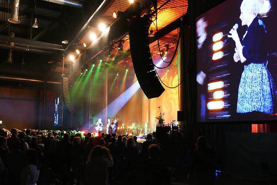 Zwei Riesen-Videowände und eine imposante Lightshow samt Bühnenbildern und Projektionen sorgten auch optisch für Abwechslung (Foto: Hans-Peter Müller) Zwei Riesen-Videowände und eine imposante Lightshow samt Bühnenbildern und Projektionen sorgten auch optisch für Abwechslung (Foto: Hans-Peter Müller)