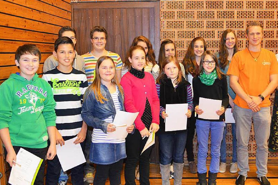 Leistungsabzeichen für zwölf Mädchen und Jungen der Bläserjugend Biederbach, Vorsitzender Kay Piotrowski und Sophia Rissler (Foto: Nikolaus Bayer) Leistungsabzeichen für zwölf Mädchen und Jungen der Bläserjugend Biederbach, Vorsitzender Kay Piotrowski und Sophia Rissler (Foto: Nikolaus Bayer)