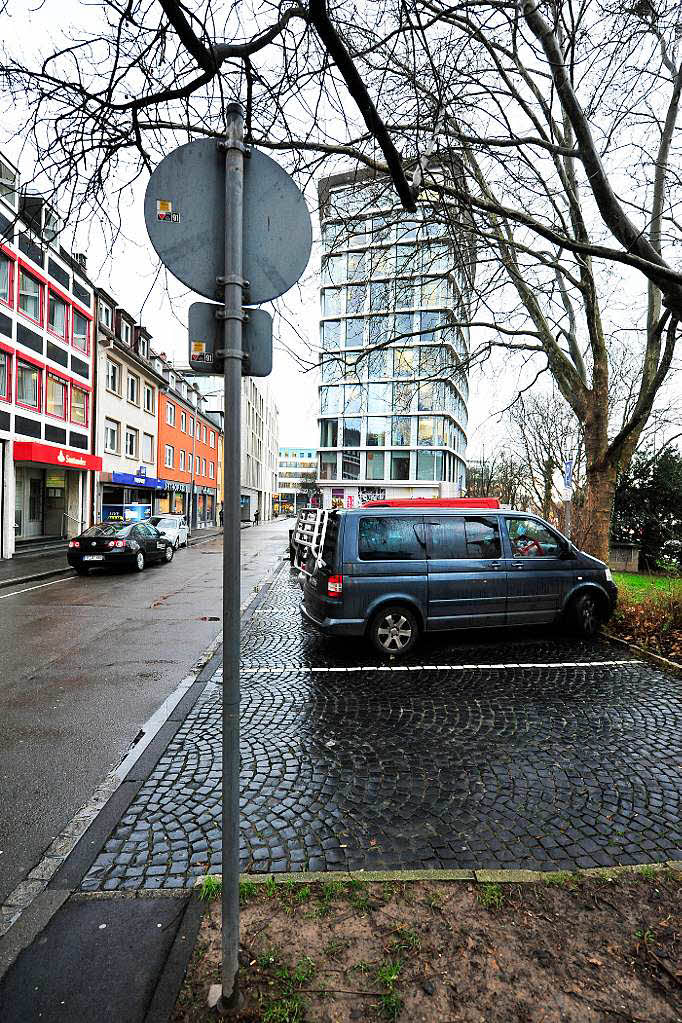 Polizisten lassen städtische Bedienstete falsch parken - Badische Zeitung