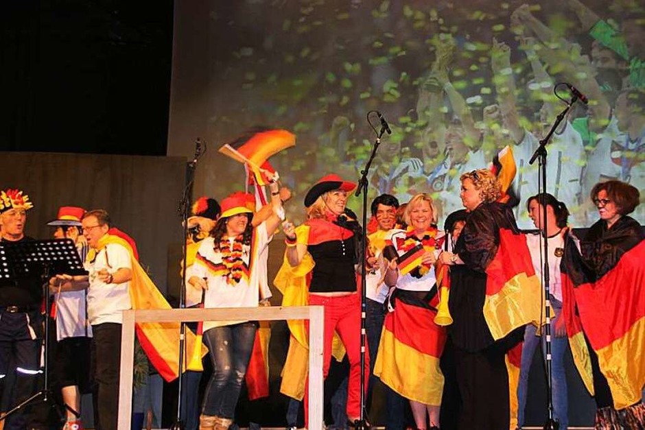 Der Sängerball 2015: ein turbulentes Feuerwerk mit spritzig-witzigen Einfällen. (Foto: Sabine Model) Der Sängerball 2015: ein turbulentes Feuerwerk mit spritzig-witzigen Einfällen. (Foto: Sabine Model)