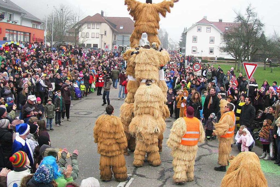 Große und kleine Narren hatten am Sonntag ihren Spaß beim Fasnetsumzug in Münstertal. (Foto: Manfred Lange) Große und kleine Narren hatten am Sonntag ihren Spaß beim Fasnetsumzug in Münstertal. (Foto: Manfred Lange)