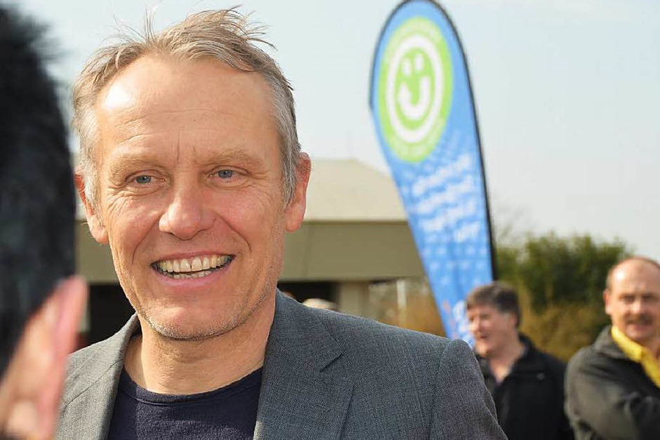 Ein echtes Ereignis für die Zuschauer war heute, Mittwoch, 18. März 2015 die Baumpflanzaktion der Badenova mit SC-Trainer Christian Streich in Eimeldingen. (Foto: Laura Lehmann) Ein echtes Ereignis für die Zuschauer war heute, Mittwoch, 18. März 2015 die Baumpflanzaktion der Badenova mit SC-Trainer Christian Streich in Eimeldingen. (Foto: Laura Lehmann)