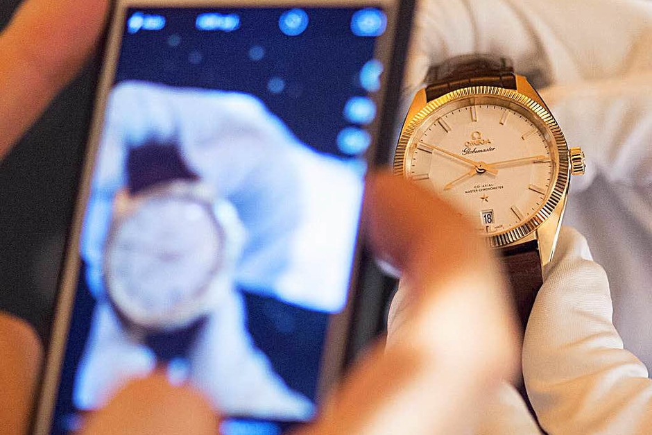 150 .000 Besucherinnen und Besucher aus über 40 Ländern werden zur Baselworld erwartet. (Foto: dpa) 150 .000 Besucherinnen und Besucher aus über 40 Ländern werden zur Baselworld erwartet. (Foto: dpa)